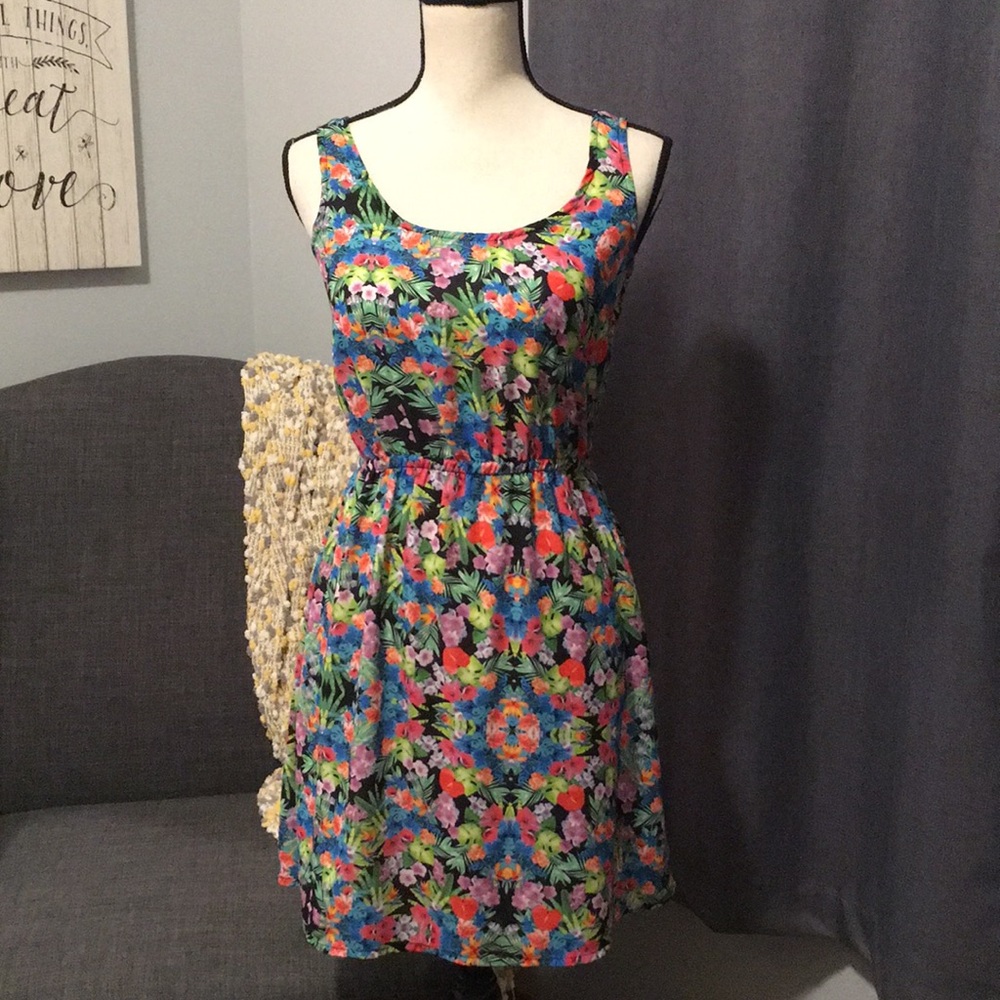 Floral dress peekaboo back
